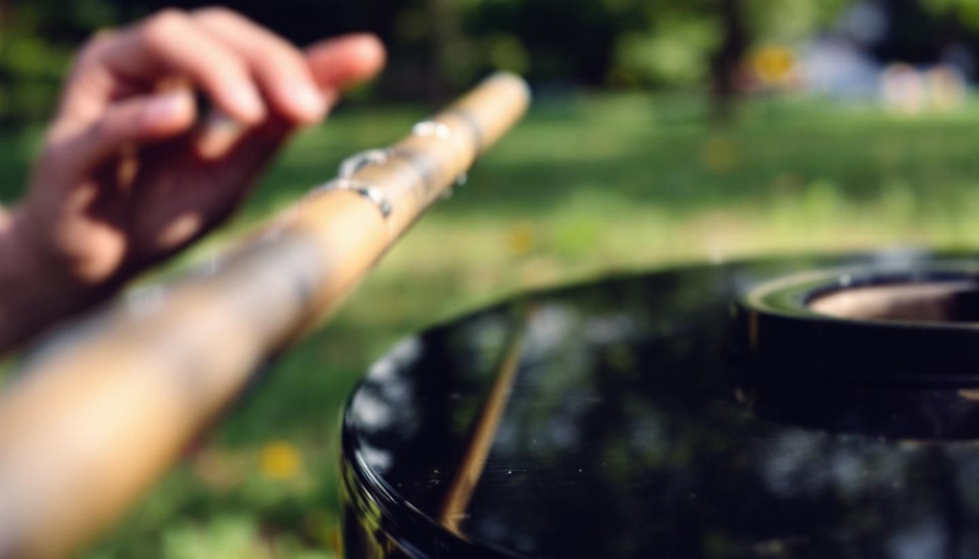 Comment les instruments traditionnels favorisent-ils la relaxation ?